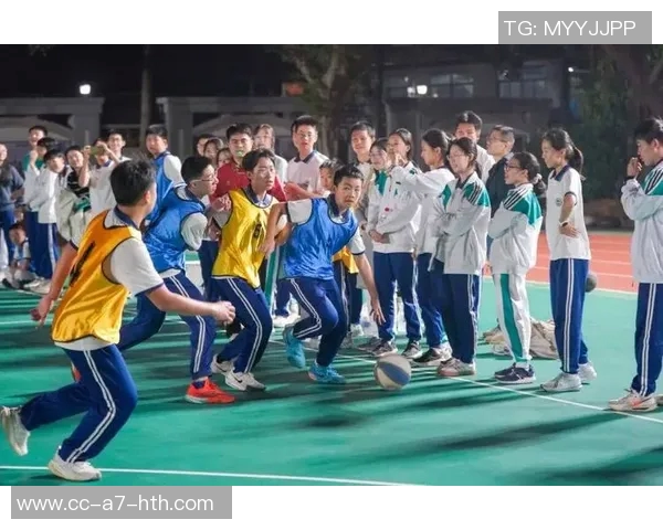 中学生篮球班赛惊现绝杀三分球精彩瞬间引发热议